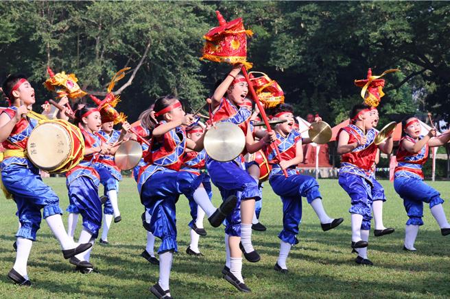 台南市國民中小學傳統藝術比賽，9日於新營體育場登場，共234隊近5500人較勁。（台南市政府提供／寶智華台南傳真）