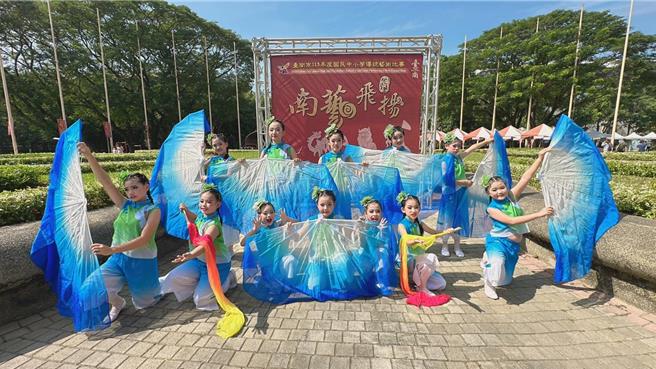 東興國小水族陣。（台南市政府提供／寶智華台南傳真）