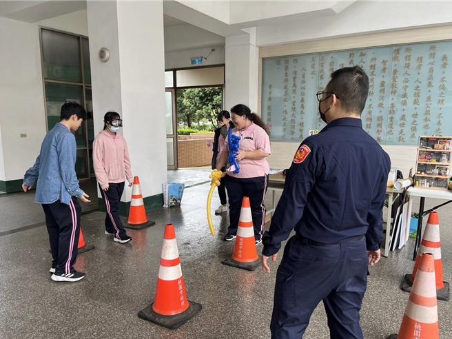 桃园市龙潭警分局前进大专院校交通安全及犯罪预防宣导。（警方提供／廖姮玥桃园传真）