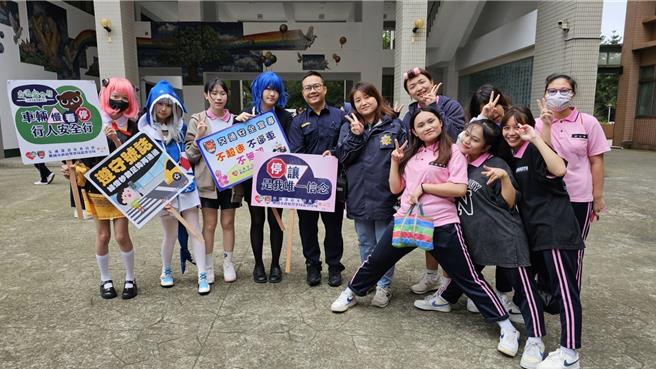 桃园市龙潭警分局前进大专院校交通安全及犯罪预防宣导。（警方提供／廖姮玥桃园传真）