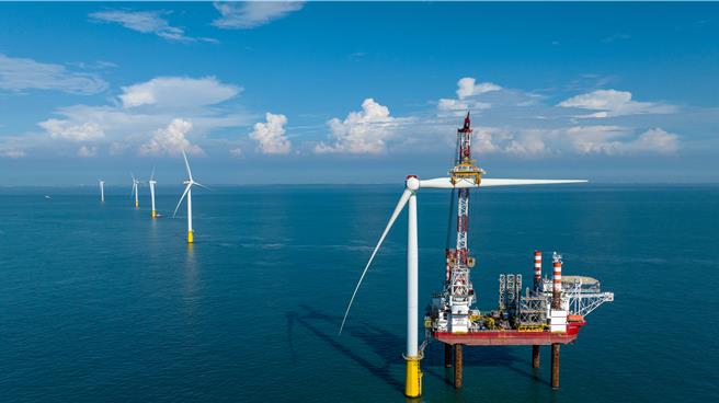 经济部撤销离岸风电国产化政策，与欧盟达成和解，紧箍咒解除后，业者与政府都没有藉口，该务实全力拚绿电完工时程。图为天丰新能源的云林允能风场施工作业情况。(天丰新能源提供)