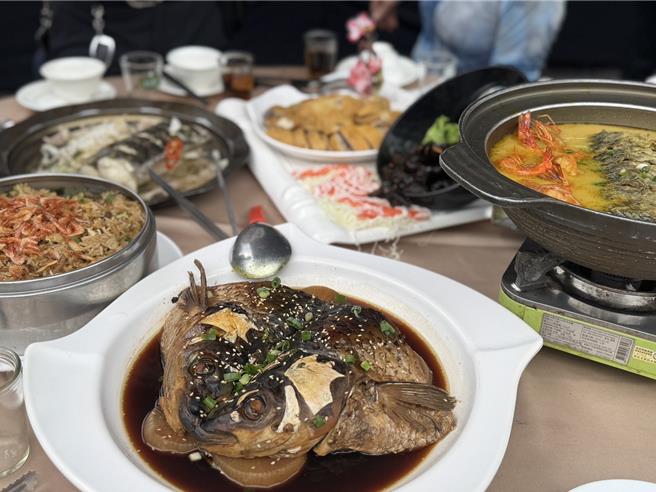 2024大龍門動漫饗魚宴，具上次2010舉辦活魚宴，14年後再次於石門水庫辦理活魚活動，活動開幕至今吸引近20萬人到訪。（廖姮玥攝）