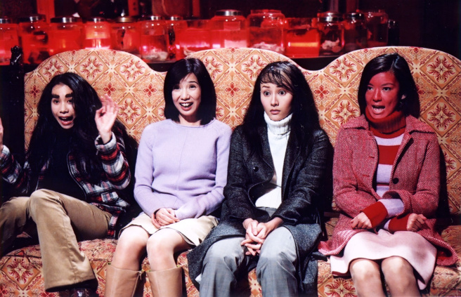 2002年的电影《猪扒大联盟》中，主要女星有莫文蔚(左起)、李嘉欣、关秀媚、林熙蕾，全部扮丑搞笑演出。（群体电影）