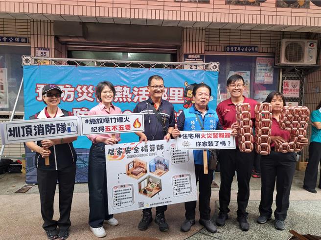 桃園市消防局第4大隊圳分隊9日攜手當地里長舉辦大型宣導活動以提升里民對一氧化碳中毒風險的認識及預防意識。（消防局提供／廖姮玥桃園傳真）
