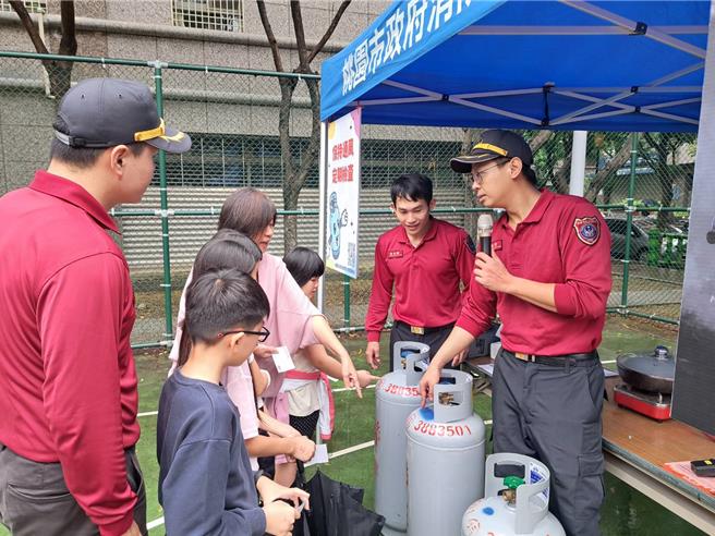 桃園市消防局第4大隊圳分隊9日攜手當地里長舉辦大型宣導活動以提升里民對一氧化碳中毒風險的認識及預防意識。（消防局提供／廖姮玥桃園傳真）