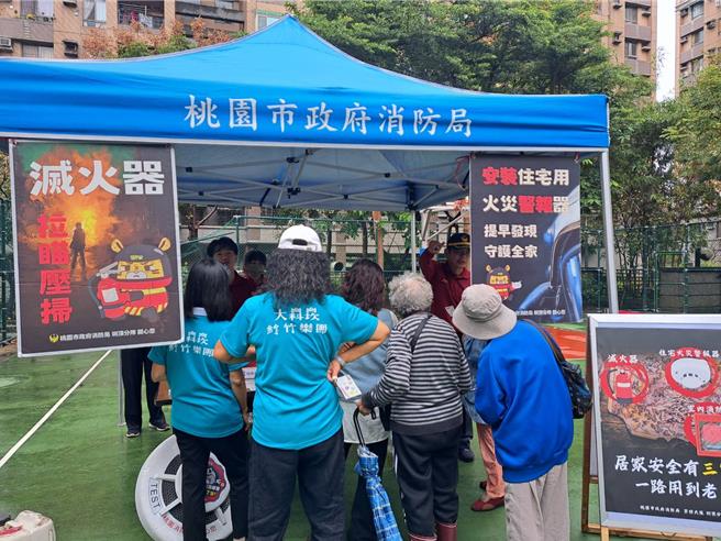 桃園市消防局第4大隊圳分隊9日攜手當地里長舉辦大型宣導活動以提升里民對一氧化碳中毒風險的認識及預防意識。（消防局提供／廖姮玥桃園傳真）