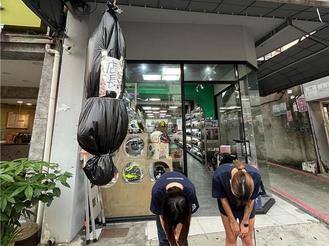 屏东潮州有店家在门口吊挂貌似倒吊人形的黑色塑胶袋，引发热议，店家表示只是想制造娱乐，纯属玩笑，「已将店长卸任」。（翻摄脸书「屏东县潮州镇」／罗琦文屏东传真）