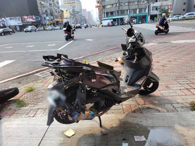 高雄市三民区今日（9日）下午2时许发生一起惊悚车祸，一名黄姓男子驾驶休旅车右转时，连续撞上两辆机车，造成两名骑士受伤送医，其中一人伤势严重，生命垂危。（图警方提供／简铭柱翻摄）