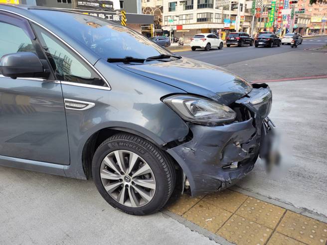 高雄市三民区今日（9日）下午2时许发生一起惊悚车祸，一名黄姓男子驾驶休旅车右转时，连续撞上两辆机车，造成两名骑士受伤送医，其中一人伤势严重，生命垂危。（图警方提供／简铭柱翻摄）