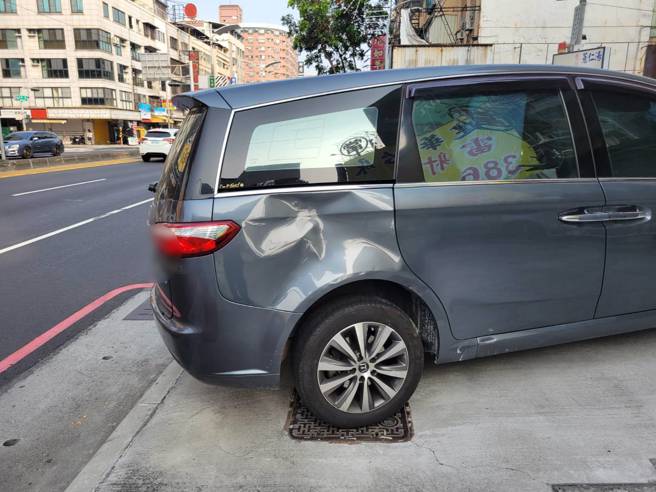高雄市三民区今日（9日）下午2时许发生一起惊悚车祸，一名黄姓男子驾驶休旅车右转时，连续撞上两辆机车，造成两名骑士受伤送医，其中一人伤势严重，生命垂危。（图警方提供／简铭柱翻摄）