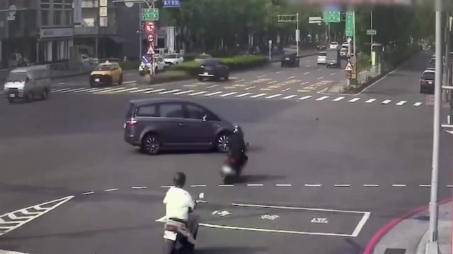 高雄市三民区今日（9日）下午2时许发生一起惊悚车祸，一名黄姓男子驾驶休旅车右转时，连续撞上两辆机车，造成两名骑士受伤送医，其中一人伤势严重，生命垂危。（图警方提供／简铭柱翻摄）