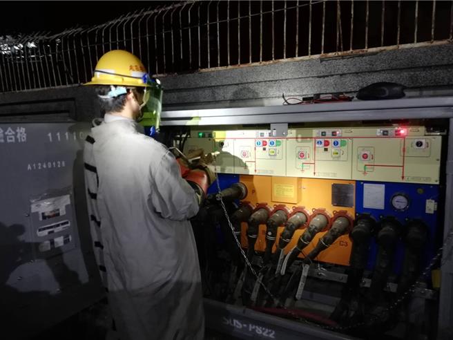 高雄市左營區左營大路、店仔頂街一帶於9日晚間6時許因線路開關故障，台電獲報後派人搶修。（台電提供／林瑞益高雄傳真）