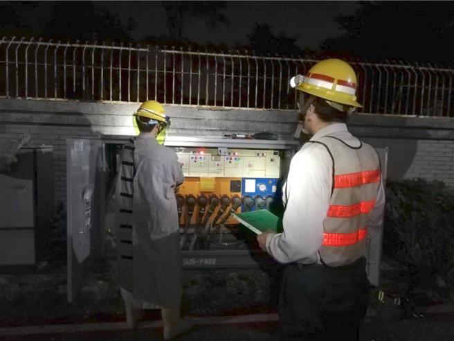 高雄市左營區左營大路、店仔頂街一帶於9日晚間6時許因線路開關故障，台電獲報後派人搶修，影響2952戶。（台電提供／林瑞益高雄傳真）