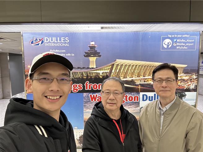 美东时间8日傍晚，国民党国际部主任黄介正（中）飞抵华府，国民党驻美代表秦日新（右）率沈正浩（左）前往接机，并随即召开夜间工作会报，听取驻处同仁针对美国选举前后局势发展的简报。（国民党提供／陈薏云台北传真）