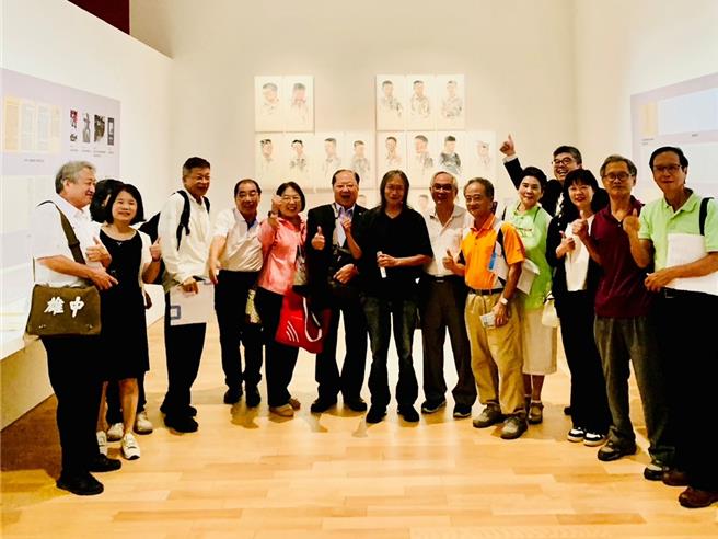 洪根深与到场来宾在画作前合照。（郭良杰摄）