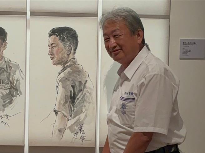 雄中校友会全球总会理事长刘仁义是洪根深的学生之一，指着左边的学生水墨人像，声称他就是画中主角。（郭良杰摄）