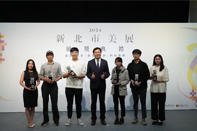 2024新北市美展9日于新北市艺文中心举行颁奖典礼，新北市副市长朱惕之(左四)与一般组油画、水彩、摄影及科技艺术类别第一名获奖者合影。（新北市文化局提供）