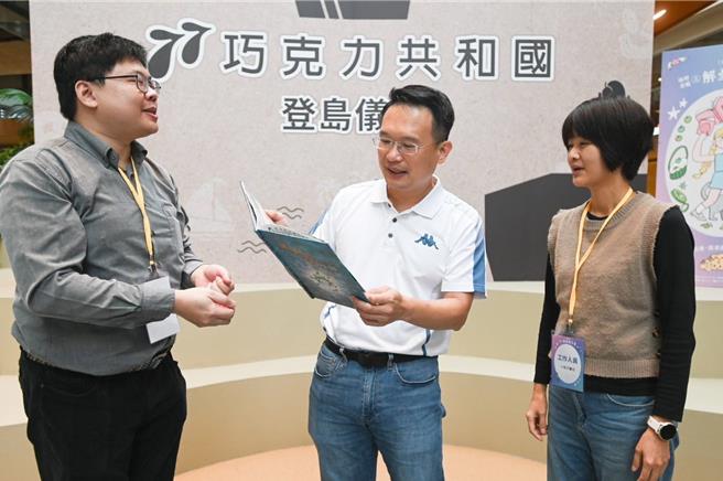 桃园市副市长苏俊宾（中）今日出席在八德区巧克力国举办的「书畅桃园-绿野书踪之解忧处方籤」活动。他举例，独立书店好比桃园的埤塘，是重要的文化跳岛，和各个图书馆、学校合作，打造桃园优质的阅读环境。