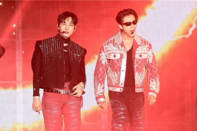 東海（右）、銀赫9日在林口體育館開唱。（孫伊萱攝）