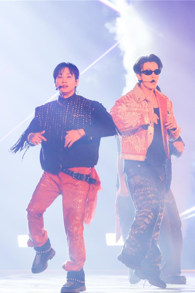 東海（右）、銀赫今年是第4度來台。（孫伊萱攝）