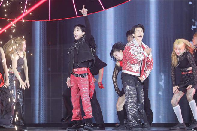 東海（右）、銀赫和粉絲的互動相當逗趣。（孫伊萱攝）