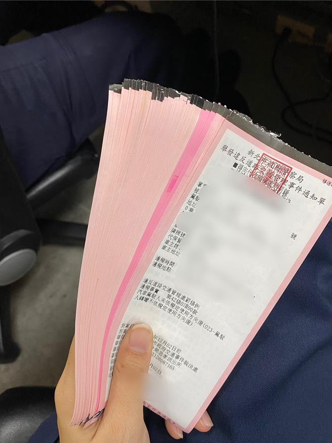 24岁陈姓男子的机车改装排气管、遮蔽车牌，2日凌晨拒检逃逸还弃车开溜，最后被开40张罚单，并依公共危险罪嫌函送法办。（林口警分局提供）