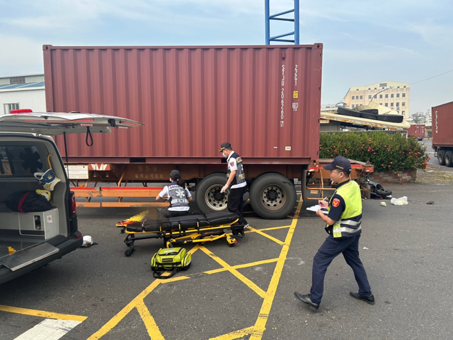 陳姓機車騎士被右轉彎的貨櫃聯結車擦撞後捲入輪下拖行輾斷大腿，失血過多送醫不治。（民眾提供／郭良傑高雄傳真）