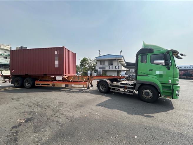 肇事聯結車擦撞陳姓機車騎士，捲入車下拖行輾過後剎車已來不及。（民眾提供／郭良傑高雄傳真）