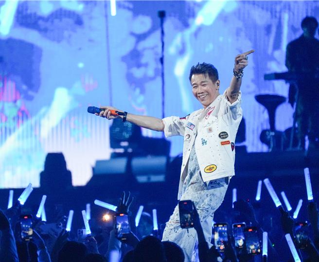 陶喆今晚唱到经典歌曲时，全场大合唱气氛嗨翻。（罗永铭摄）