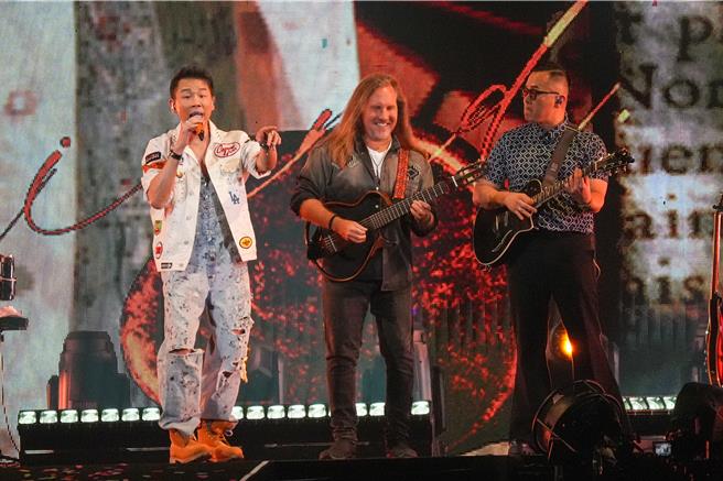 陶喆今晚在小巨蛋开唱与台上乐手老师互动。（罗永铭摄）