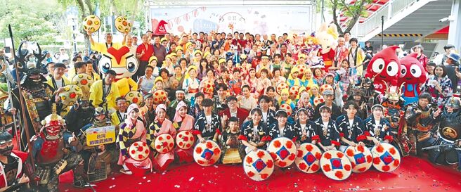 台北市长蒋万安及各界嘉宾与「2024臺北温泉季」开幕式踩街游行中日团队大合影。图／台湾亚太国际温泉旅游协会提供