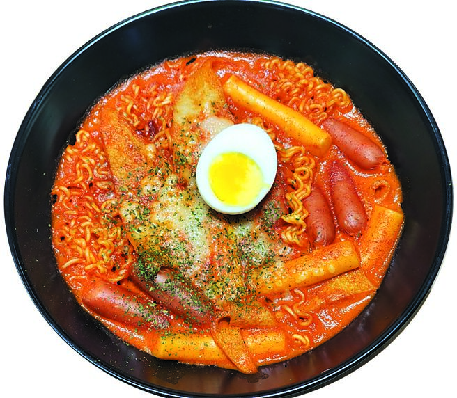 〈粉红酱辣炒拉麵年糕〉内有韩国年糕、拉麵、鱼板、香肠，以及水煮蛋。图／姚舜