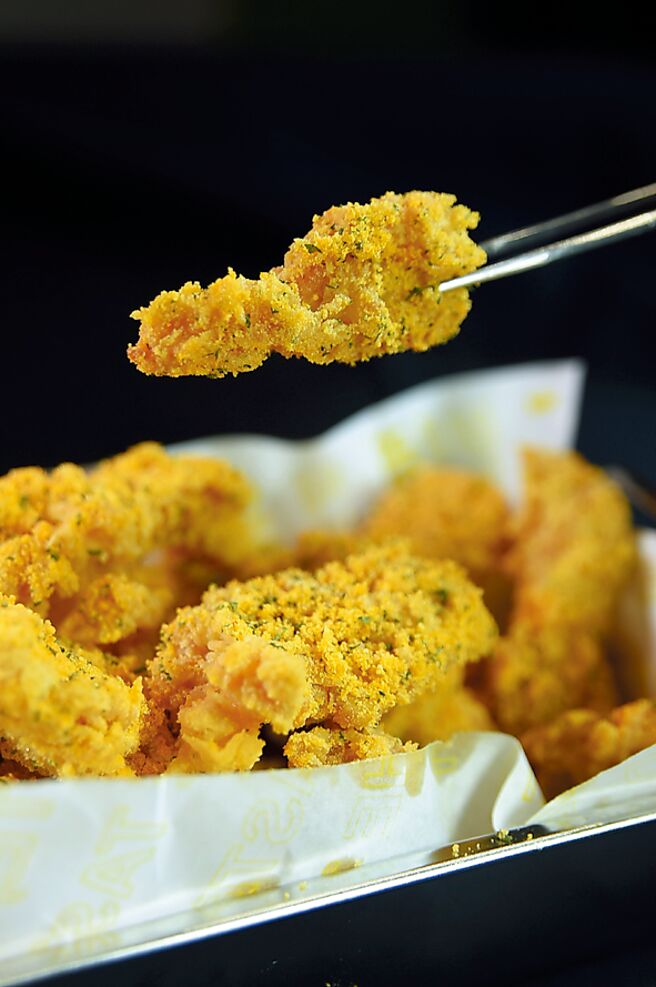 韩国炸鸡第一品牌〈bhc CHICKEN〉正式入台，菜单上有台湾限定的〈星星鸡软骨〉。图／姚舜