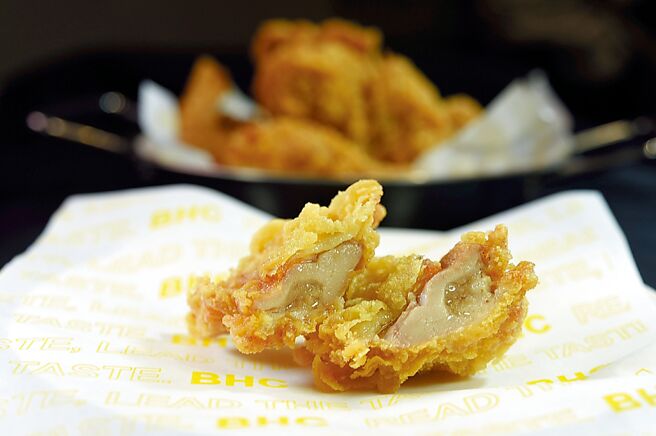 韩国炸鸡第一品牌〈bhc CHICKEN〉的炸鸡起锅后，切开看侧剖面可看到在香脆麵衣保护下，鸡肉肉质细嫩并带汁。图／姚舜
