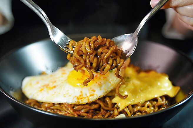 黑豆做的韩式炸酱结合了松露酱，使〈松露起司炸酱麵〉的风味更浓郁并富层次。图／姚舜