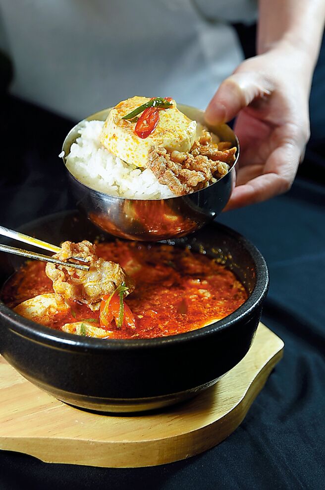 〈bhc CHICKEN〉的〈豆腐锅〉可选择牛肉或猪肉为主食材，锅内底料有圆豆腐、栉瓜、绿色青阳辣椒、洋葱和现煮蛋，吃时可配白饭。图／姚舜