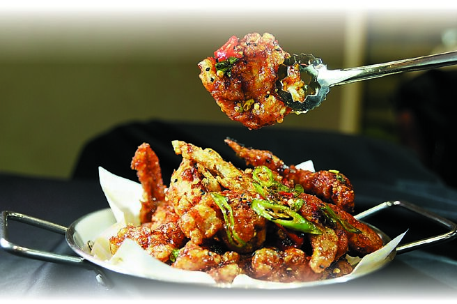 〈酱王炸鸡〉的「去骨腿块」，带有「辣炒」风味，既开胃、也是绝佳下酒菜。图／姚舜