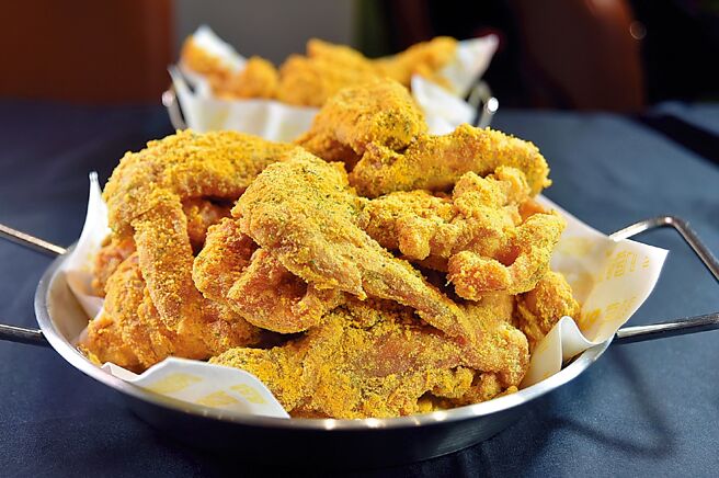 根据台湾人的喜爱，韩国炸鸡第一品牌〈bhc CHICKEN〉只使用大棒腿、小棒腿、二节翅以及去骨腿块四个部位，完全没有鸡胸。图／姚舜