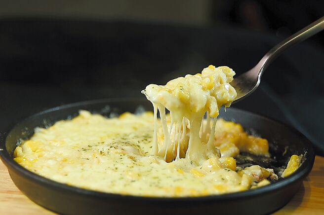 〈玉米起司〉的「牵丝」效果像瀑布，是深受年轻与家庭客喜欢的「邪恶美食」。图／姚舜