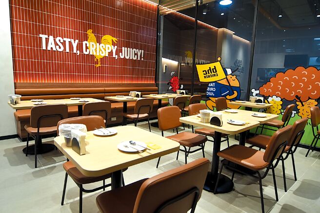 韩国炸鸡第一品牌〈bhc CHICKEN〉台湾首店插旗台北大巨蛋远东Garden City B2，占地近40坪，可接待30位客人。图／姚舜
