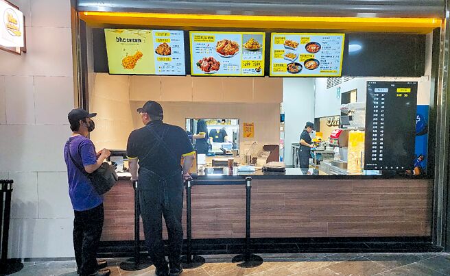 开在台北大巨蛋远东Garden City B2的〈bhc CHICKEN〉台湾首店，规画有外卖专区，客人可买了就走。图／姚舜