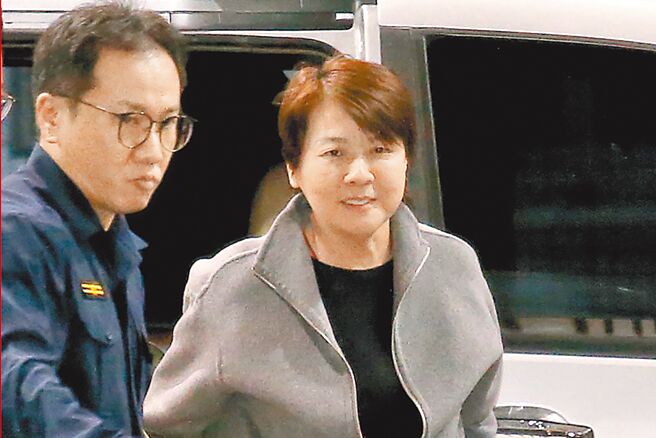 台北地检署侦办京华城案，8日指挥廉政署以证人身分传唤前台北市副市长、民眾党立委黄珊珊（右），随后移送北检复讯后请回。（赵双杰摄）