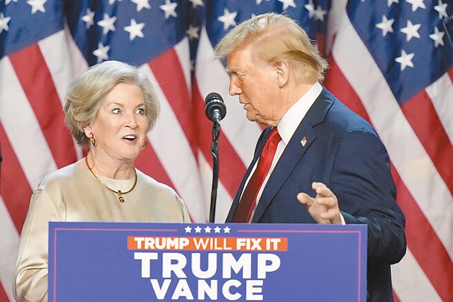 美国前总统川普将重返白宫，他7日宣布将由被封为「冰女」的苏西威尔斯，担任白宫幕僚长。（美联社）