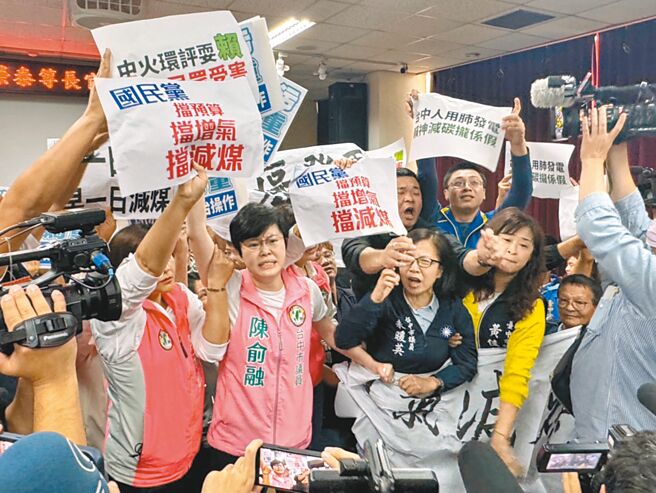 行政院長卓榮泰8日赴台中火力發電廠視察，藍營怒批卓和台電承諾是「空頭支票」，要求中火「加速停煤」，綠營多位議員則高喊「改善空汙要以民為重」，勿淪為政治操作。（潘虹恩攝）