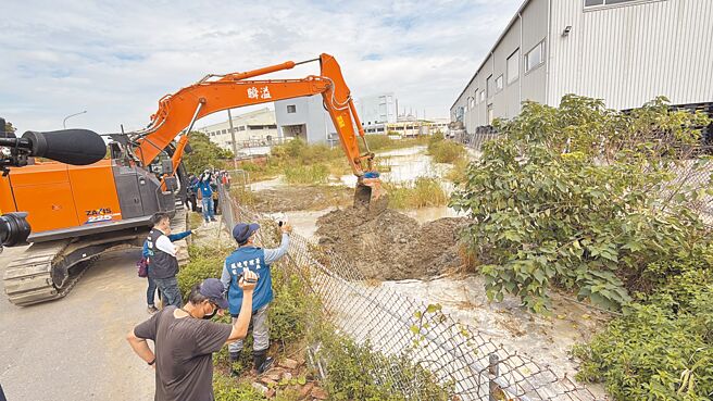 台南市學甲區違法掩埋爐碴逾58萬噸長達14年，至今仍有27萬噸埋在私人企業廠房下。圖為環保局調派挖土機開挖學甲爐碴案國有地，釐清地下是否仍殘存爐碴。（寶智華攝）