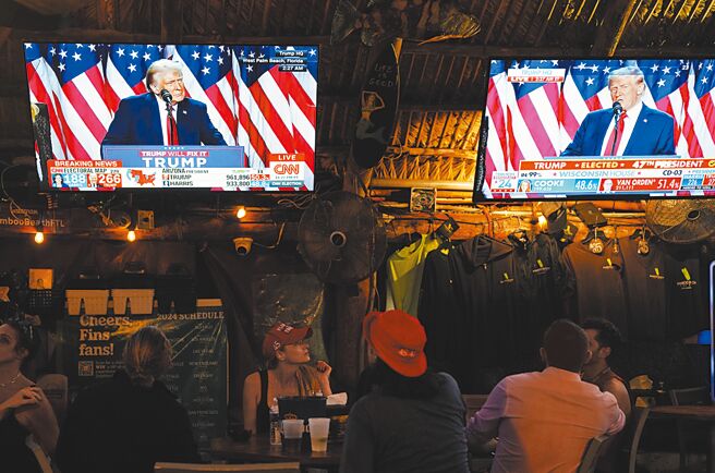 中共中央機關報《人民日報》8日在一版刊出中國國家主席習近平致美國總統當選人川普的賀電。圖為美國時間6日凌晨，川普支持者觀看川普勝選演說轉播。（新華社）