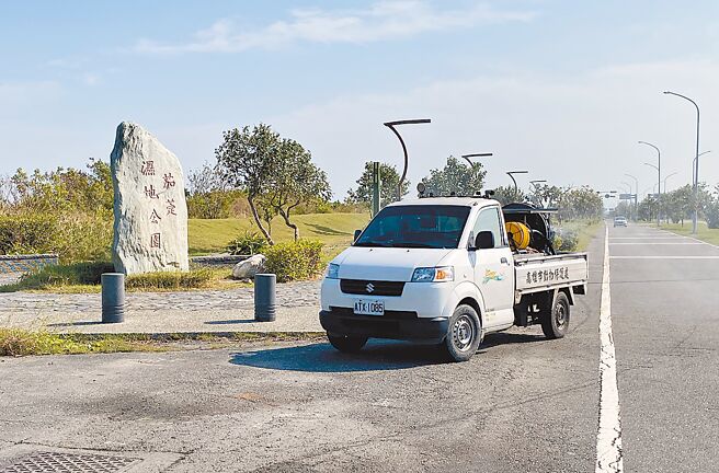 高雄市茄萣溼地候鸟的排遗检出H5N1亚型高病原禽流感病毒，动保处随即启动茄萣溼地周边加强消毒作业。（高雄市动保处提供／林雅惠高雄传真）