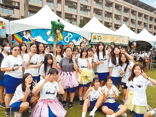 高雄女中创校百周年，校庆运动会上学生开心合照留念。（纪爰摄）