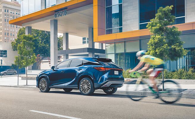 Lexus RX全面升级标配360度环景影像辅助系统，方便驾驶者掌控车辆周围路况。（和泰提供）