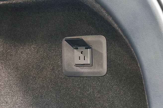 RX500h、RX 450h+与RX 350h行李厢新增110V插座，提升车主用车便利性。（和泰提供）